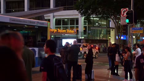 Große-Scharen-Von-Pendlern-Warten-An-Der-Ampel-Und-überqueren-Die-Straße-Auf-Der-Albert-And-Adelaide-Street-In-Brisbane-City-In-Richtung-Busbahnhof-King-George-Square,-Busknotenpunkt