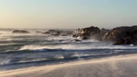 Dramatische,-Atmosphärische-Meereslandschaft-Mit-Bergblick-Und-Goldenem-Sonnenuntergangs--Oder-Sonnenaufgangslicht-Von-Der-Felsigen-Küste-Des-Signal-Hill-In-Kapstadt,-Südafrika
