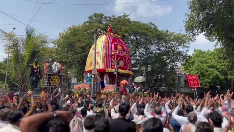 Gente-Disfrutando-De-Los-Festivales-Del-Señor-Jagannath-Ratha-Yatra-En-Surat-India-Durante-El-Día