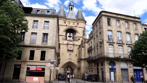 Schwenkaufnahme-Des-Berühmten-Cailhau-Tors,-Dem-Historischen-Stadttor-Von-Bordeaux