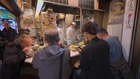 Gente-Sentada-Y-Comiendo-En-Una-Tienda-De-Ramen-En-Japón.