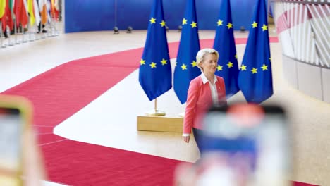 La-Presidenta-De-La-Comisión-Europea,-Ursula-Von-Der-Leyen,-Llega-A-La-Cumbre-Del-Consejo-Europeo-En-Bruselas,-Bélgica.