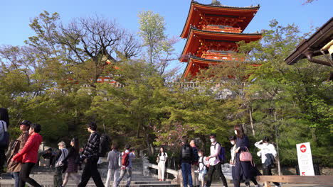 Kyoto,-Japón---3-De-Abril-De-2023:-Turista-Caminando-En-El-Templo-Kiyomizu-dera