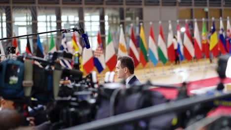 El-Primer-Ministro-De-Eslovaquia,-Ľudovít-Ódor,-Dando-Una-Entrevista-Durante-La-Cumbre-Del-Consejo-Europeo-En-Bruselas,-Bélgica---Gran-Angular
