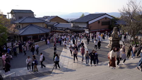 Kyoto,-Japón---3-De-Abril-De-2023:-Turista-Caminando-Por-Las-Escaleras-En-El-Templo-Kiyomizu-dera