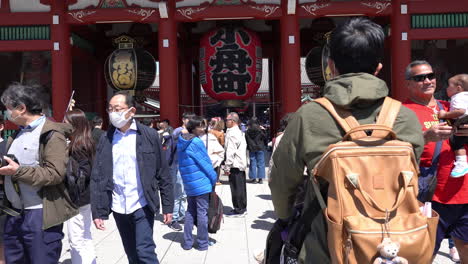 Tokio,-Japón---9-De-Abril-De-2023:-Gente-Caminando-En-El-Templo-Senso-ji-En-Asakusa