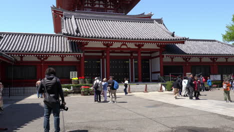Tokio,-Japan---9.-April-2023:-Menschen,-Die-Im-Senso-ji-tempel-In-Asakusa-Spazieren