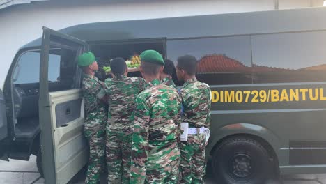 Indonesia---Jul-1,-2023-:-Indonesian-soldiers-work-together-to-load-food-into-the-car