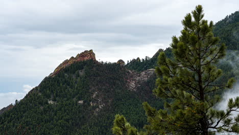 Zeitraffer-Des-Sich-Bewegenden-Bergnebels-Bei-Flatirons,-Chautauqua-Park,-Boulder