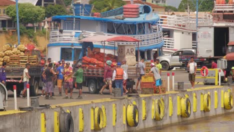 Arbeiter-Im-Hafen-Des-Amazonas-Regenwaldzentrums-Entladen-Frachtschiff