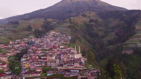 Panoramablick-Auf-Das-Farbenfrohe-Dorf-Nepal-Van-Java-Am-Hang-Bei-Sonnenaufgang,-Luftaufnahme