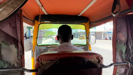 Fahrt-Durch-Die-Stadt-Nairobi-In-Kenia-Im-Tuk-Tuk-Oder-Rikscha-Fahrzeug