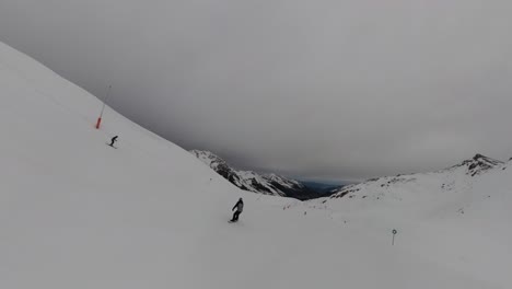 Esquiador-Moviéndose-Lentamente-Cerca-De-Otros---Grupo-Pov-Haciendo-Snowboard-Por-Una-Pista-De-Esquí-En-6k-|-Insta360