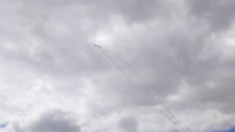 Múltiples-Aviones-Con-Flechas-Rojas-Ascendiendo-Hacia-Las-Nubes-Durante-El-Espectáculo-Aéreo-En-La-Bahía-De-Swansea