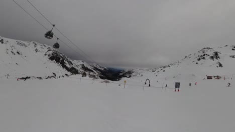 Esquiador-Bajo-Ascensor---Grupo-Pov-Haciendo-Snowboard-Por-Una-Pista-De-Esquí-En-6k-|-Insta360