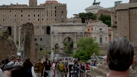 Touristen,-Die-Entlang-Der-Via-Della-Salara-Vecchia-Am-Forum-Romanum-Spazieren