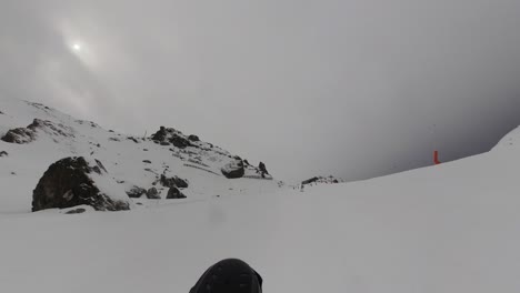 Rotierende-Ansicht-Eines-Skifahrers-–-POV-Gruppe-Beim-Snowboarden-Auf-Der-Skipiste-In-6-Km-|-Insta360