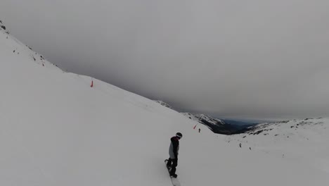 Esquiador-Flotando---Grupo-Pov-Haciendo-Snowboard-Por-Una-Pista-De-Esquí-En-6k-|-Insta360
