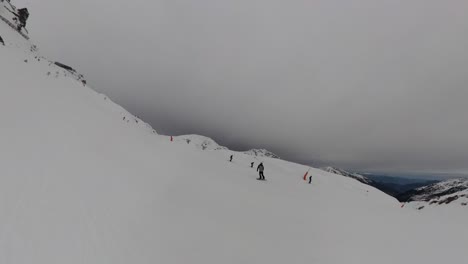 Skifahrer-Vertikal-Auf-Dem-Hügel---POV-Gruppe-Beim-Snowboarden-Auf-Der-Skipiste-In-6-Km-Entfernung-|-Insta360