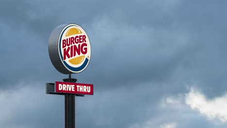 Burger-King-sign-against-cloudy-sky.-Time-lapse
