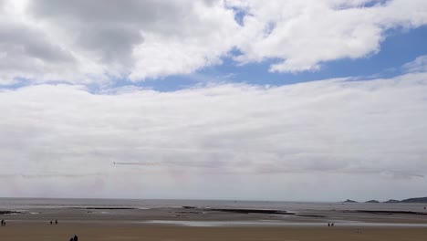 Zwei-Flugzeuge-Mit-Roten-Pfeilen-Kreuzen-Sich-Während-Der-Flugshow-über-Der-Bucht-Von-Swansea