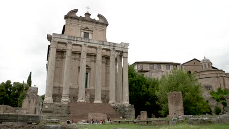 Antiguo-Templo-Histórico-De-Antoninus-Y-Faustina-Ruinas-En-El-Foro-Romano
