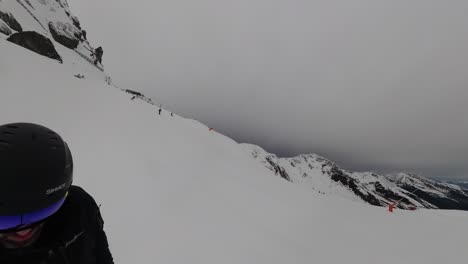 Skifahrer-Bewegt-Sich-Bergab-–-POV-Gruppe-Beim-Snowboarden-Auf-Der-Skipiste-In-6-Km-Entfernung-|-Insta360