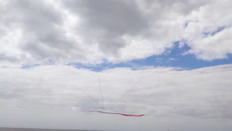 Rote-Pfeile-Flugzeuge-Fliegen-Während-Der-Flugschau-In-Der-Swansea-Bay-In-Mehrere-Richtungen