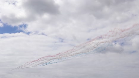 Flechas-Rojas-Volando-En-Formación-Arrastrando-Humo-Azul-Y-Rojo-Durante-El-Espectáculo-Aéreo-De-La-Bahía-De-Swansea.