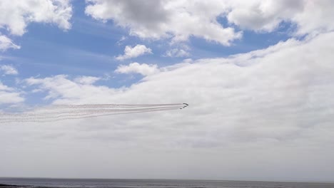 Rote-Pfeile,-Flugzeuge,-Die-In-Formation-Fliegen-Und-Rauch-Während-Der-Flugschau-In-Der-Swansea-Bay-Hinterlassen