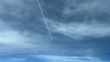 Die-Sicht-Eines-Piloten-Auf-Eine-Jet-Keule,-Die-4-Ebenen-Höher-Vorausfliegt,-Mit-Einigen-Ausgefransten-Wolken