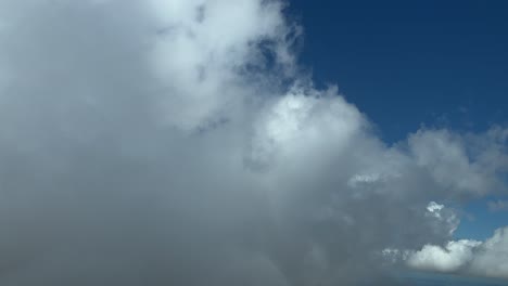 Aus-Der-Perspektive-Eines-Piloten:-Flug-über-Flauschige-Kumuluswolken-An-Einem-Sonnigen-Sommernachmittag