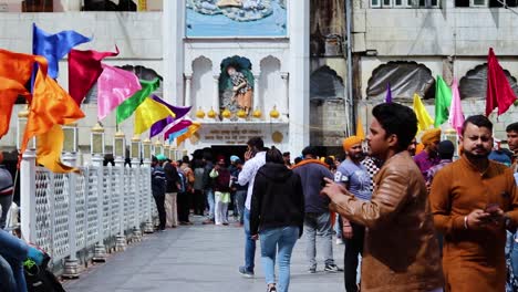 Manikaran-Sahib-Gurudwara-Der-Sikhs-Religion,-Geschmückt-Mit-Rüschen-Am-Tag.-Das-Video-Wurde-Am-22.-März-2023-In-Manikaran-Manali,-Himachal-Pradesh,-Indien,-Aufgenommen