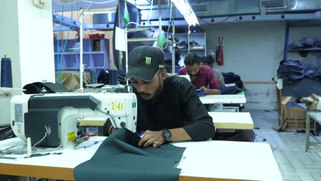 Pakistanischer-Textilarbeiter,-Der-In-Der-Fabrik-Eine-Nähmaschine-Benutzt