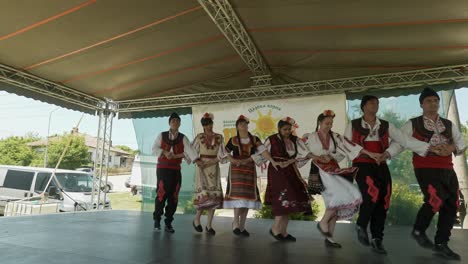 Folklore-Tanzgruppe-Auf-Der-Festivalbühne-Mit-Bulgarischem-Helden