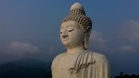 Luftbildkamera,-Die-Sich-Rückwärts-Vom-Großen-Buddha-Auf-Dem-Berg-In-Phuket-Bewegt