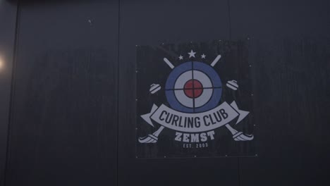 Curling-club-Zemst-logo-on-building-with-sunshine-flair
