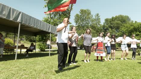 Mayor-waves-national-flag-dancing-traditional-horo-at-cultural-festival