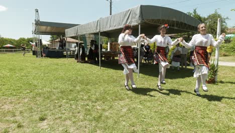 Junge-Damen-In-Kostümen-Tanzen-Fröhlich-Beim-Bulgarischen-Sommervolksfest