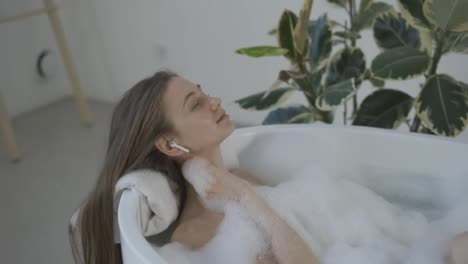 Woman-In-bath-listen-music-in-airpods