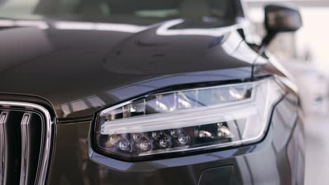 New-luxury-car-Volvo-XC90-in-oficial-dealership,-left-headlight