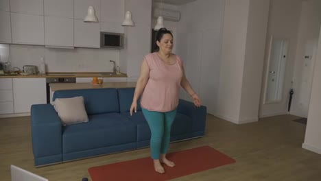Übergewichtige-Frau,-Die-Zu-Hause-Yoga-Asanas-Durchführt