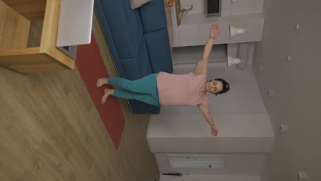 Mujer-Realizando-Yoga-Asana-En-Casa-Con-Un-Tutor-En-Línea-En-Una-Laptop