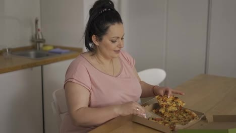 Overweight-woman-eats-with-great-pleasure,-woman-eats-pizza,-food