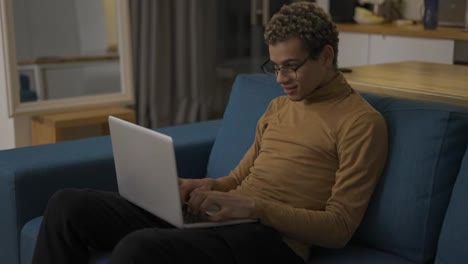 Junger-Mann-Benutzt-Laptop-Auf-Dem-Sofa