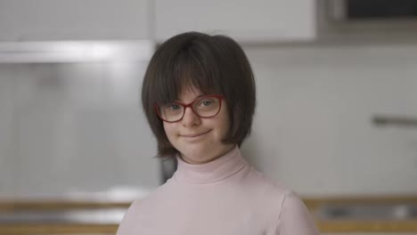 Porträt-Eines-Glücklichen-Mädchens-Mit-Down-Syndrom-In-Brille