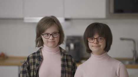 Porträt-Zweier-Glücklicher-Mädchen-Mit-Down-Syndrom-In-Brillen