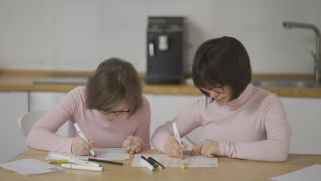 Zwei-Mädchen-Zeichnen-Zu-Hause-Mit-Bunten-Stiften