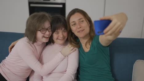 Frau-Mit-Down-Syndrom-Mit-Ihrer-Mutter,-Die-Mit-Dem-Telefon-Fotos-Macht