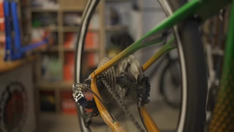 Rotierende-Fahrradkette-Und-Zahnräder-Zum-Testen-Des-Fahrrads.-Fahrradwerkstatt